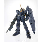 Model kit Bandai PG 1:60 Unicorn Gundam 02 Banshee Norn in posa con fucile e scudo su sfondo bianco.