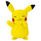 Peluche Pikachu Pokémon Jazwares 20 cm, personaggio giallo con guance rosse sorridente su sfondo bianco.