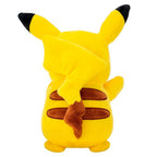 Vista posteriore del peluche Pikachu Pokémon Jazwares da 20 cm con coda a fulmine e strisce marroni sulla schiena.