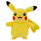 Peluche Pokémon Pikachu Smile di Jazwares, 20 cm, personaggio giallo sorridente su sfondo bianco.