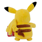 Vista posteriore del peluche Pokémon Pikachu Jazwares da 20 cm, con le caratteristiche strisce marroni sulla schiena.
