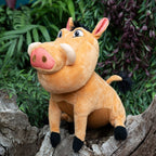 Peluche Pumbaa de Il Re Leone, 25 cm, Simba Toys, seduto su un tronco in un ambiente boschivo.