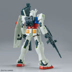 Vista posteriore del Bandai Model Kit Entry Grade RX-78-2 Gundam 1:144 con fucile e scudo equipaggiati.