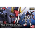Box art del model kit Bandai RG 1/144 Aile Strike Gundam con primo piano del robot.