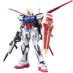Model kit Bandai RG 1/144 Aile Strike Gundam: robot assemblato bianco, blu e rosso con fucile e scudo, fondo bianco.