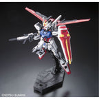 Model kit Bandai Aile Strike Gundam RG 1/144 in posa dinamica su base espositiva con fucile e scudo.