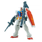 Model kit Bandai Gundam RX-78-2 Entry Grade 1:144 con fucile e scudo, in posa da combattimento.
