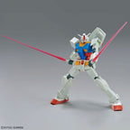 Model kit Bandai Gundam RX-78-2 Entry Grade 1:144 in posa da combattimento con due spade laser rosa.