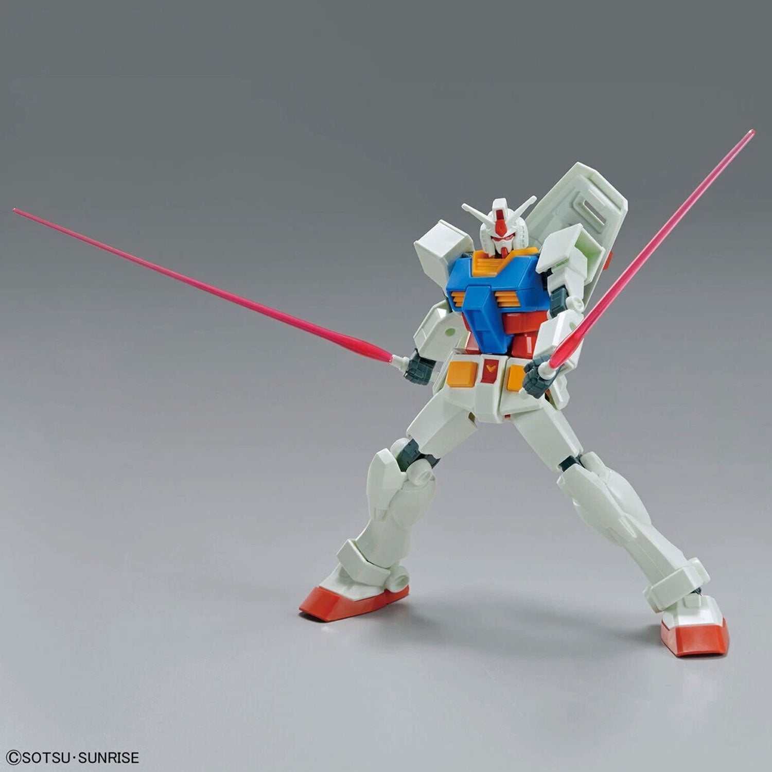 Model kit Bandai Gundam RX-78-2 Entry Grade 1:144 in posa da combattimento con due spade laser rosa.