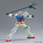 Model kit Bandai Gundam RX-78-2 Entry Grade 1:144 in posa d'azione con arma martello, su sfondo grigio.